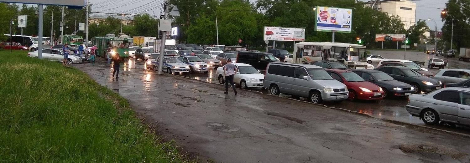Мэр Локоть о последствиях дождя на площади Труда: «Ливнёвка справилась»
