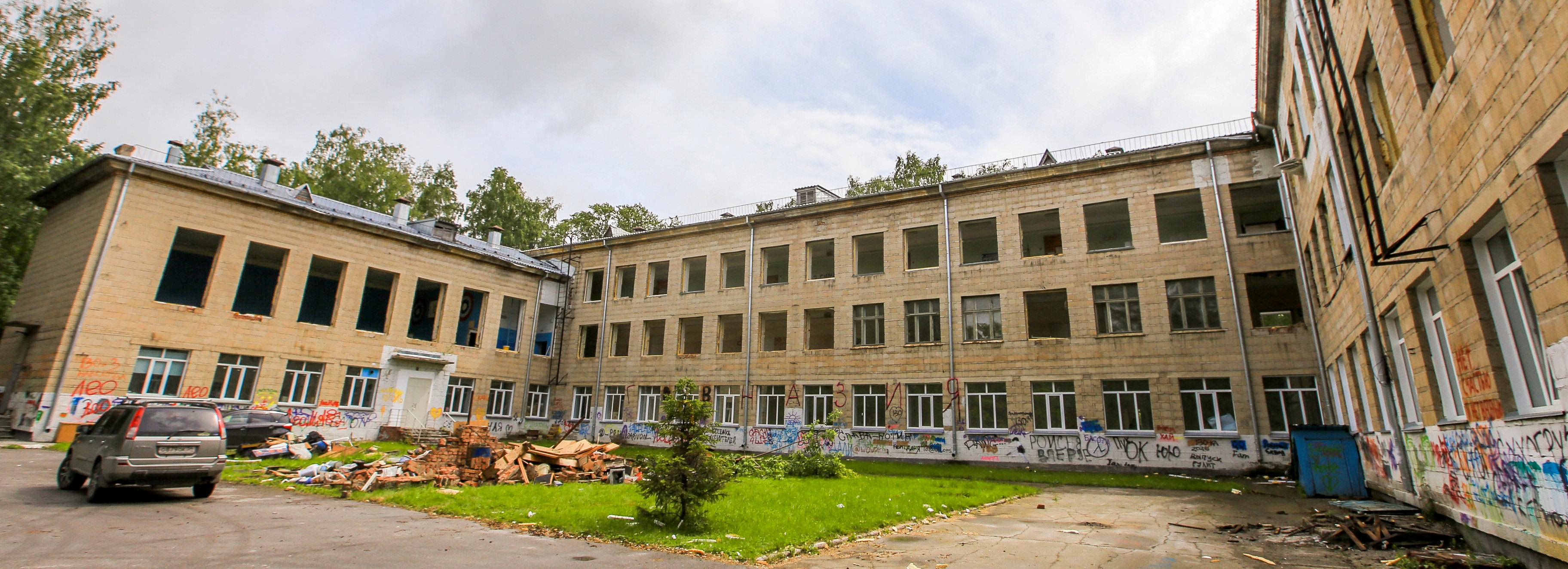 Здание гимназии в Академгородке пошло под ковш экскаватора