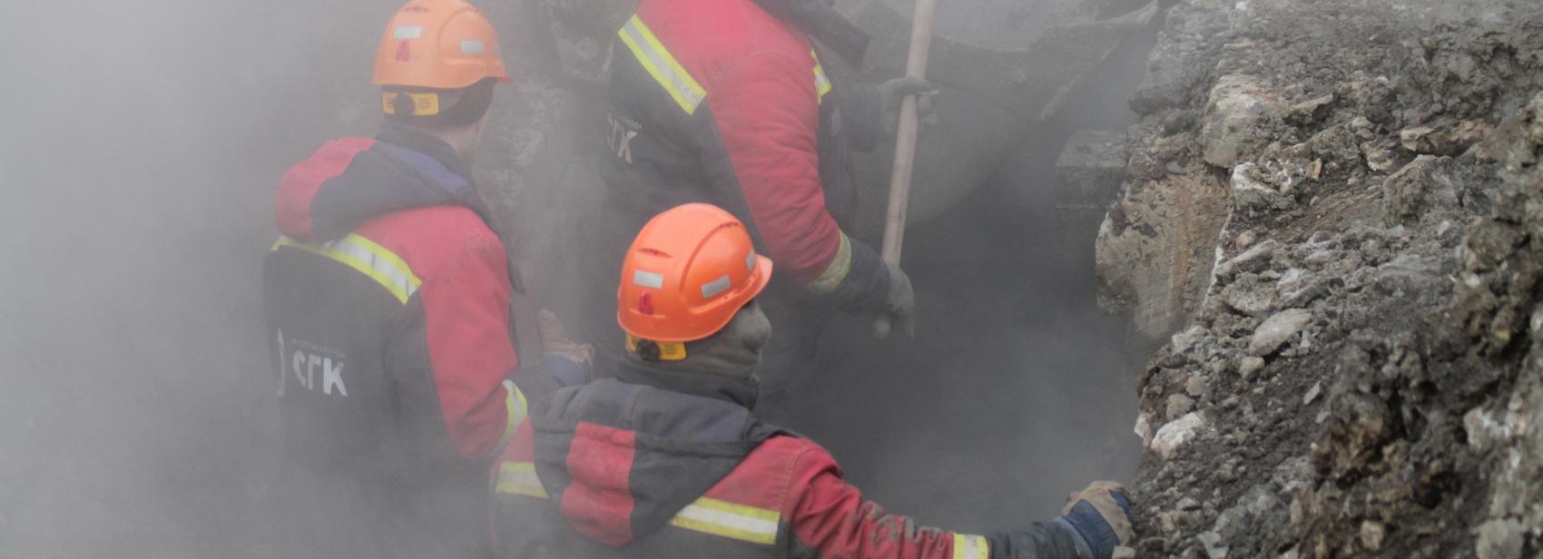 Бригады СГК ищут дефект теплосети на улице Связистов в Новосибирске