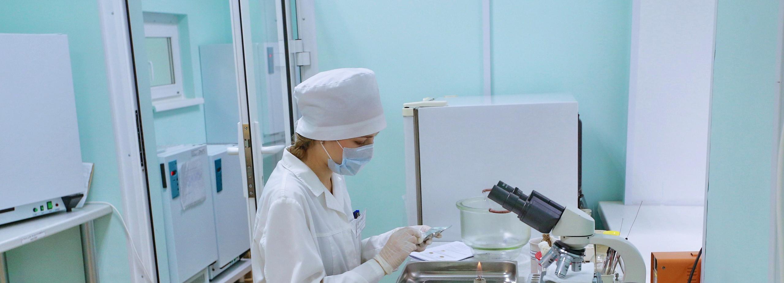 Дешевле западных аналогов: новосибирские учёные создали жгуты и повязки