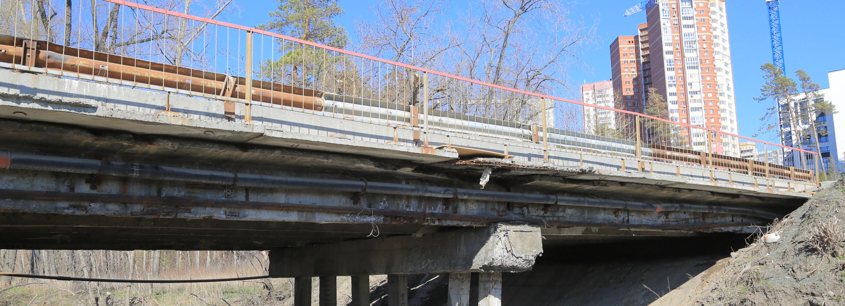 Старый мост начали разбирать на улице Сухарной