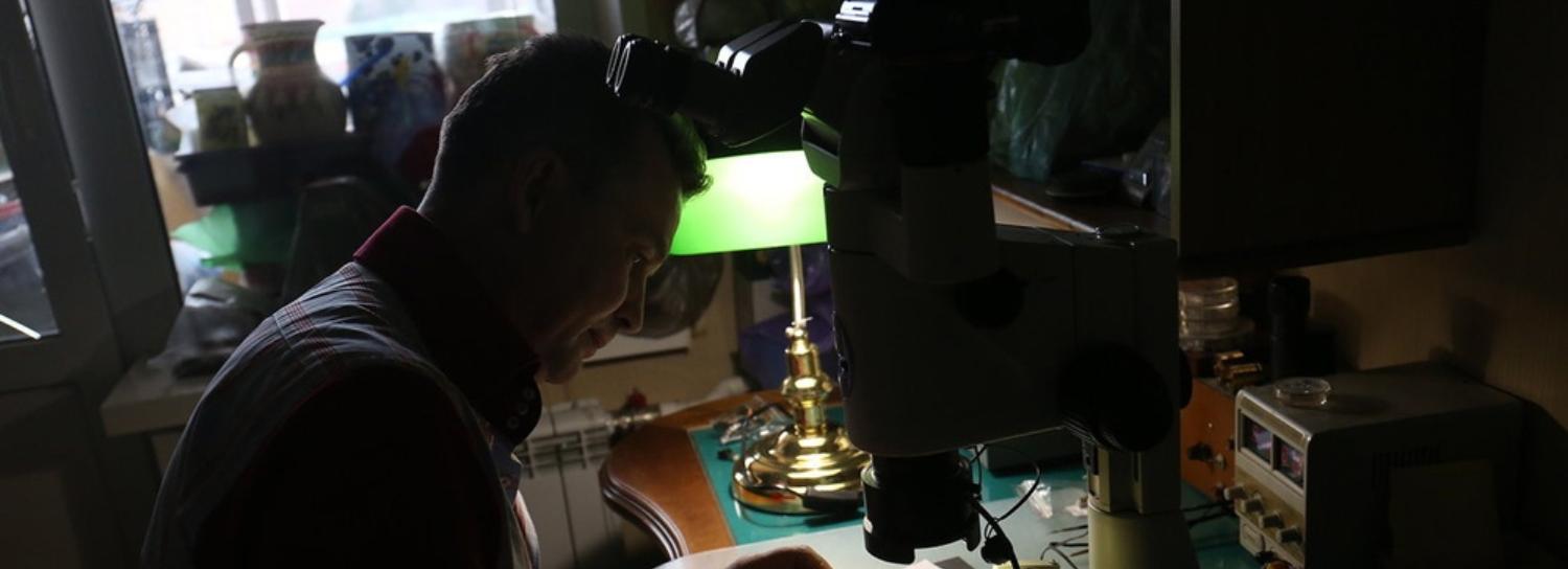 Крошечную монету времён Екатерины II чеканит новосибирец Владимир Анискин