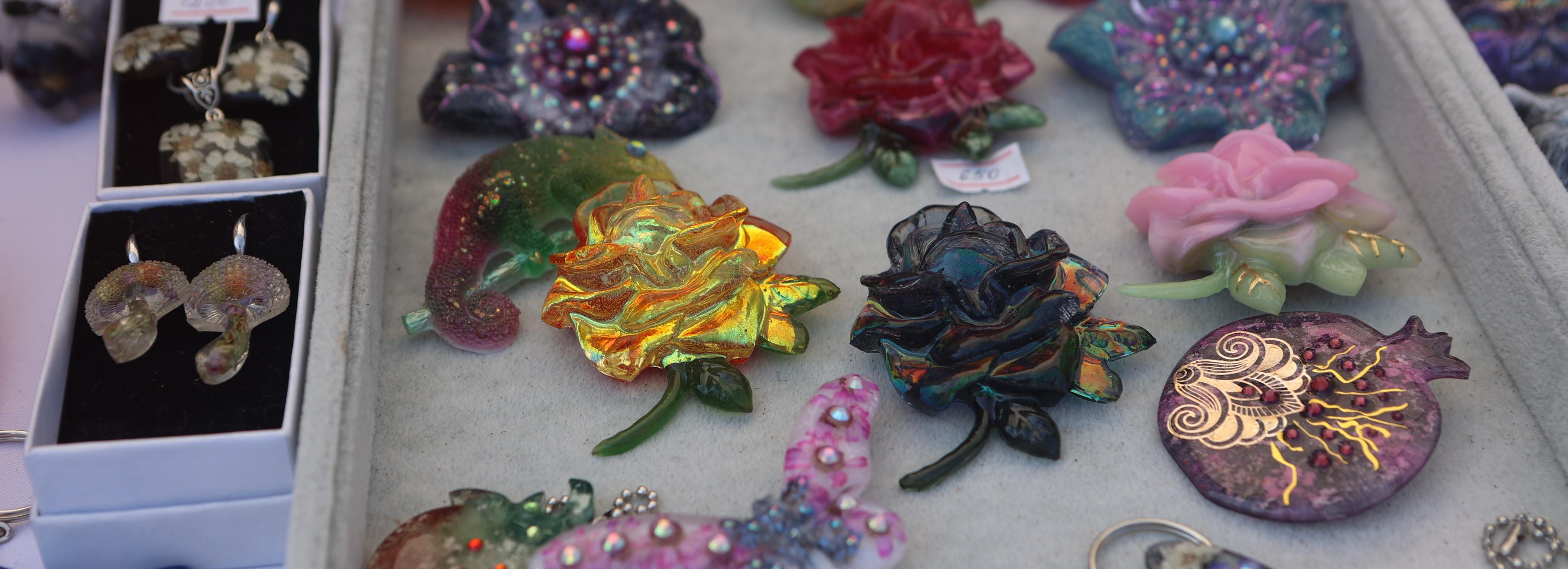 Тунику с Ван Гогом и бусы из ракушек предлагают на ярмарке у «Глобуса»