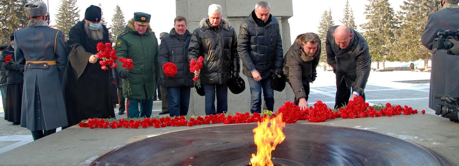 Мэр Новосибирска и губернатор возложили цветы к Вечному огню 23 февраля