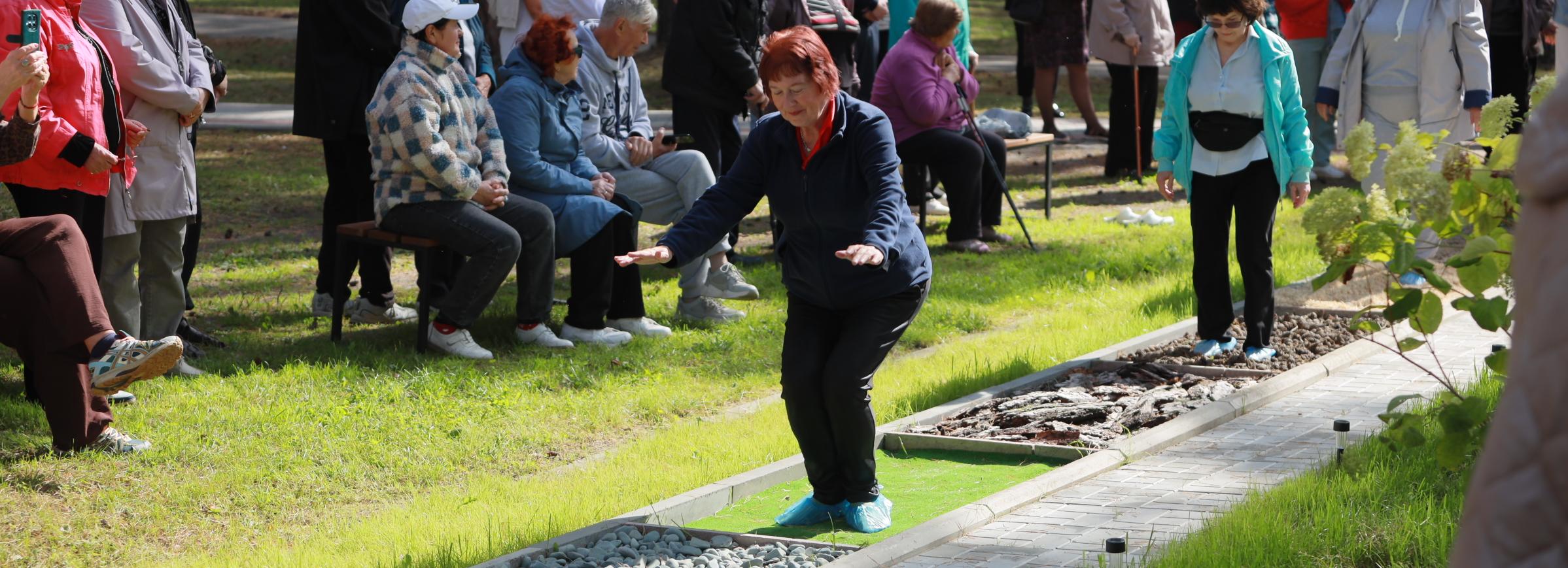 Тропу здоровья для ходьбы босиком открыли в центре «Обские зори»