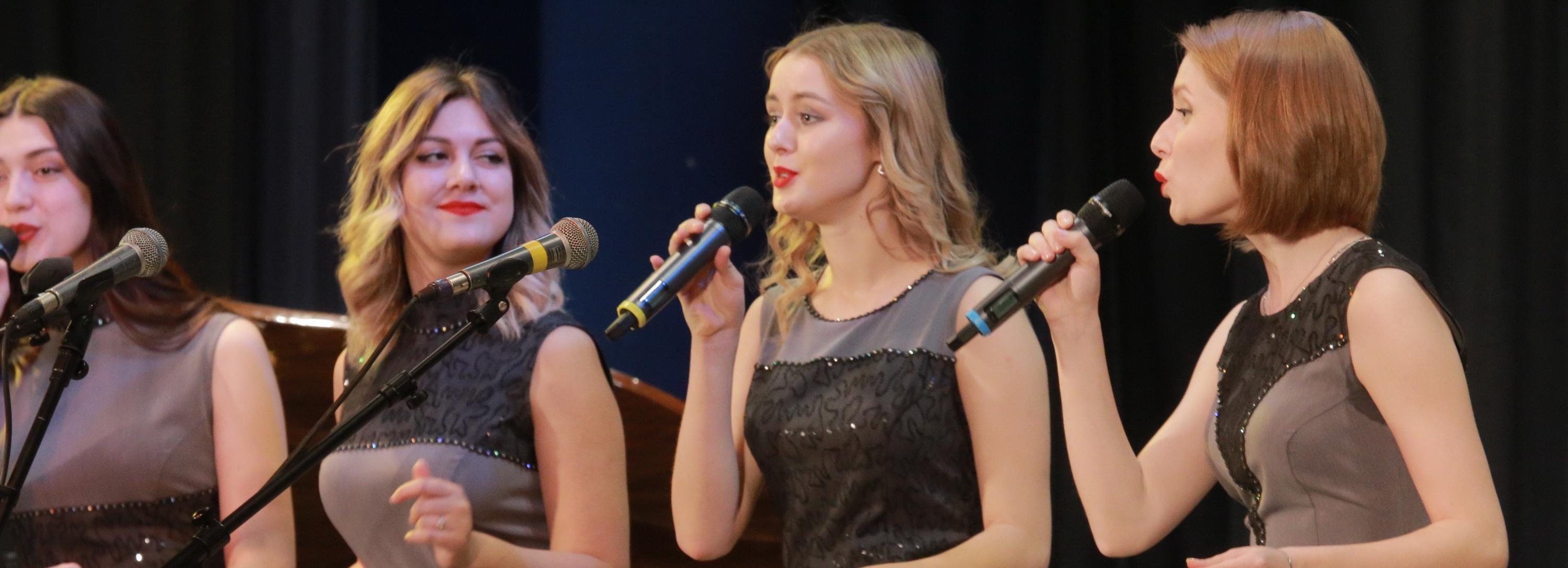 Афиша выходных: открытие катка, День матери и офисная йога