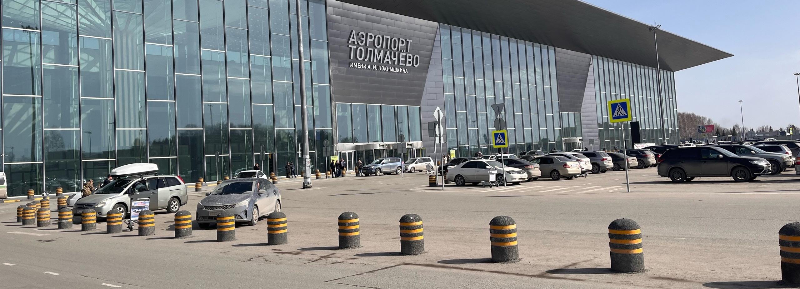 Массовые проверки таксистов устроили в аэропорту Толмачёво