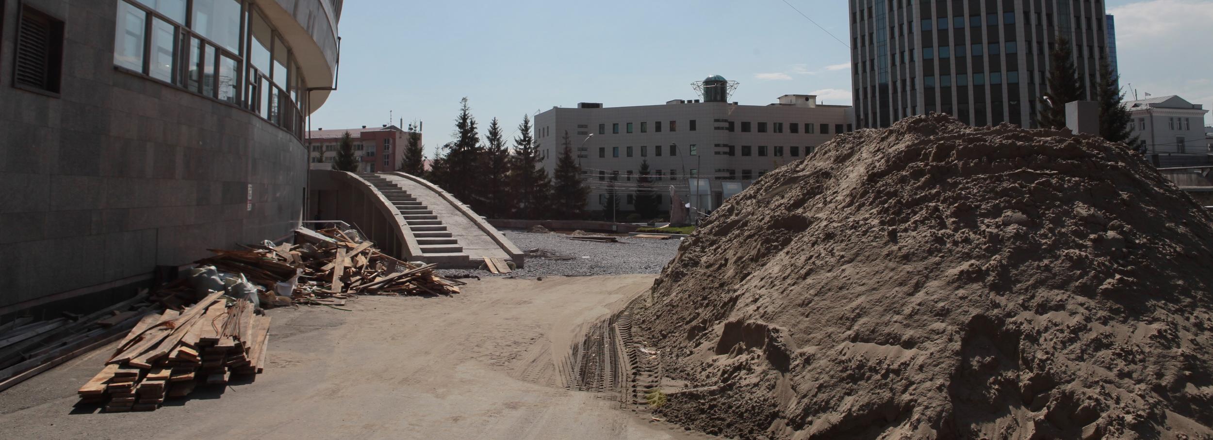 Пандусы с уральским мрамором появятся у «Глобуса» к 15 октября