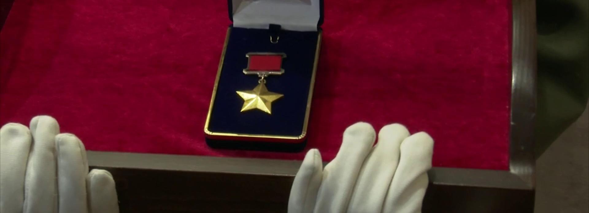 Вдова Дмитрия Бакурова передала «Золотую Звезду» героя потомкам