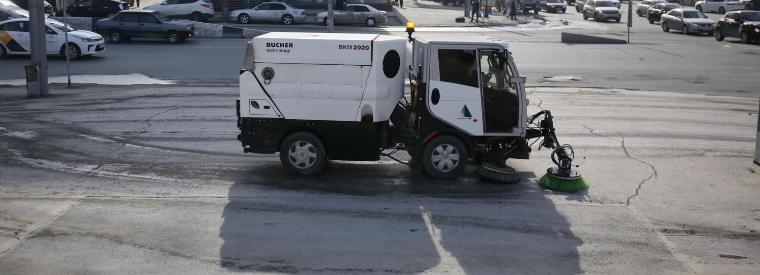 100 километров тротуаров помыли в Новосибирске за сутки