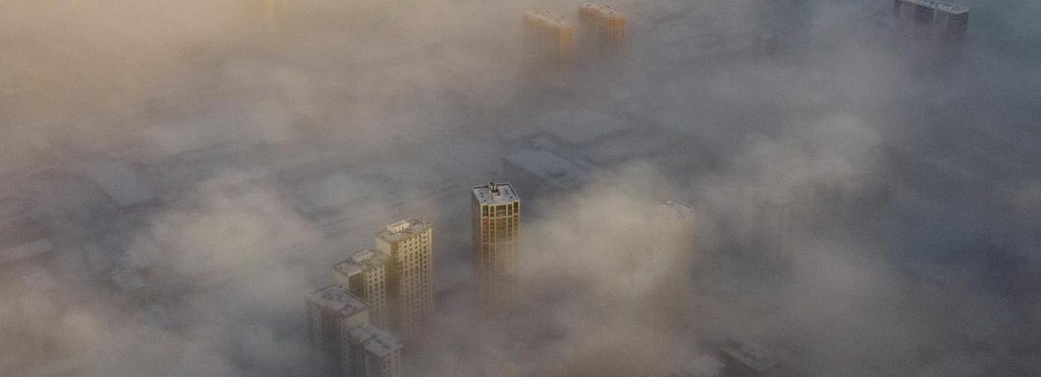 Фотограф Вадим Махоров снял с высоты, как мгла поглотила Новосибирск