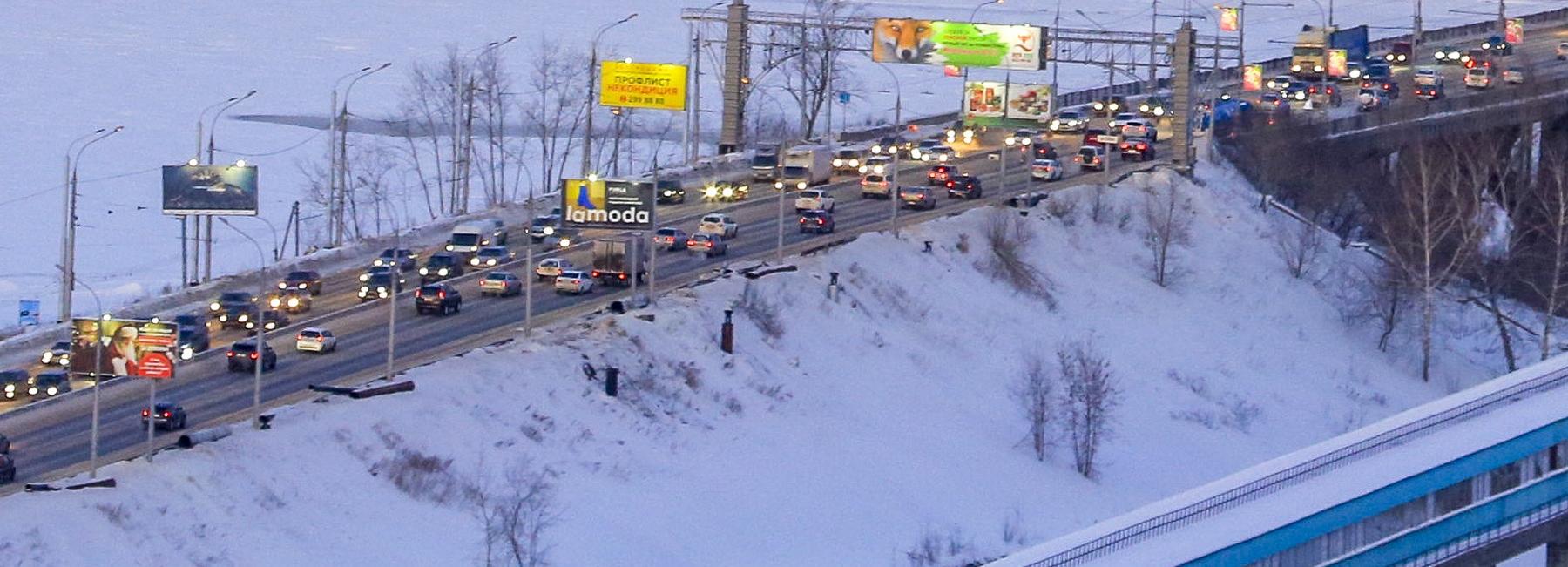На Октябрьском мосту уберут все рекламные щиты со стороны ледовой арены