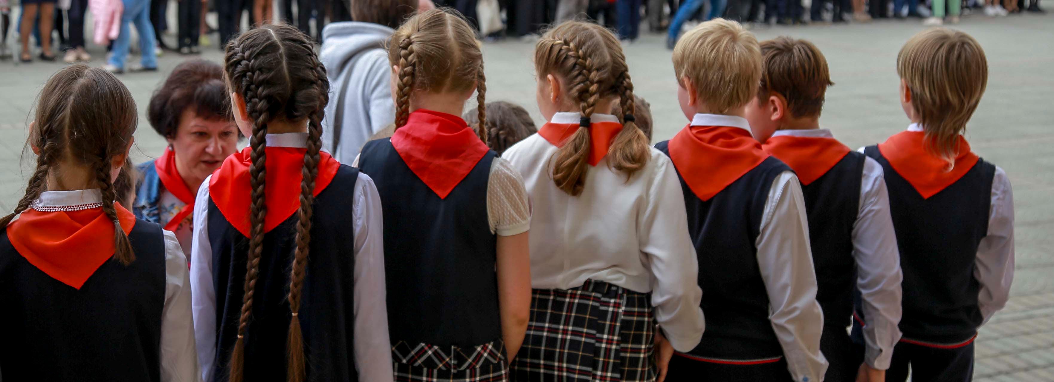 Новосибирских школьников научили делать пионерские значки