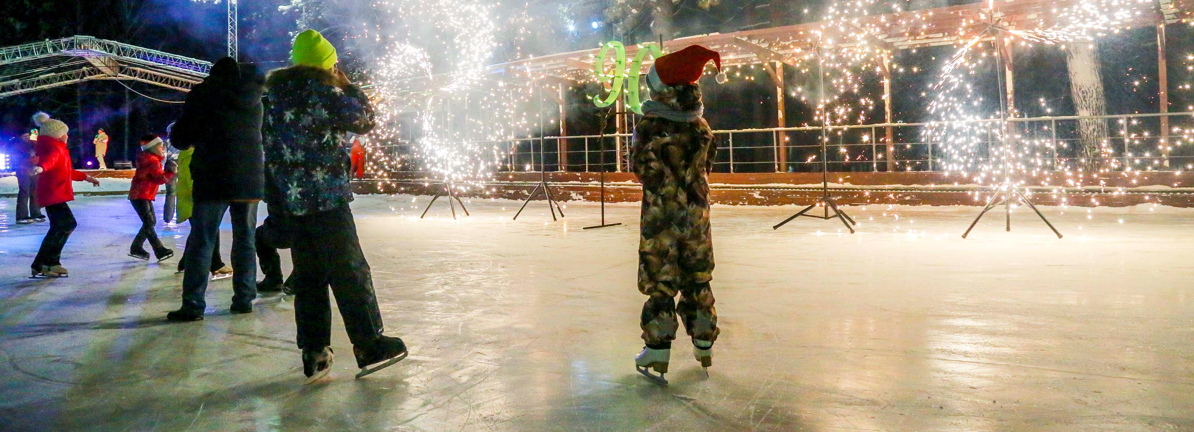 Со своими коньками — бесплатно: каток открыли в Заельцовском парке