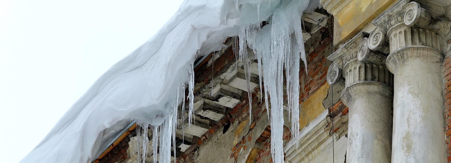 Что делать, если на припаркованную машину с крыши упала глыба льда