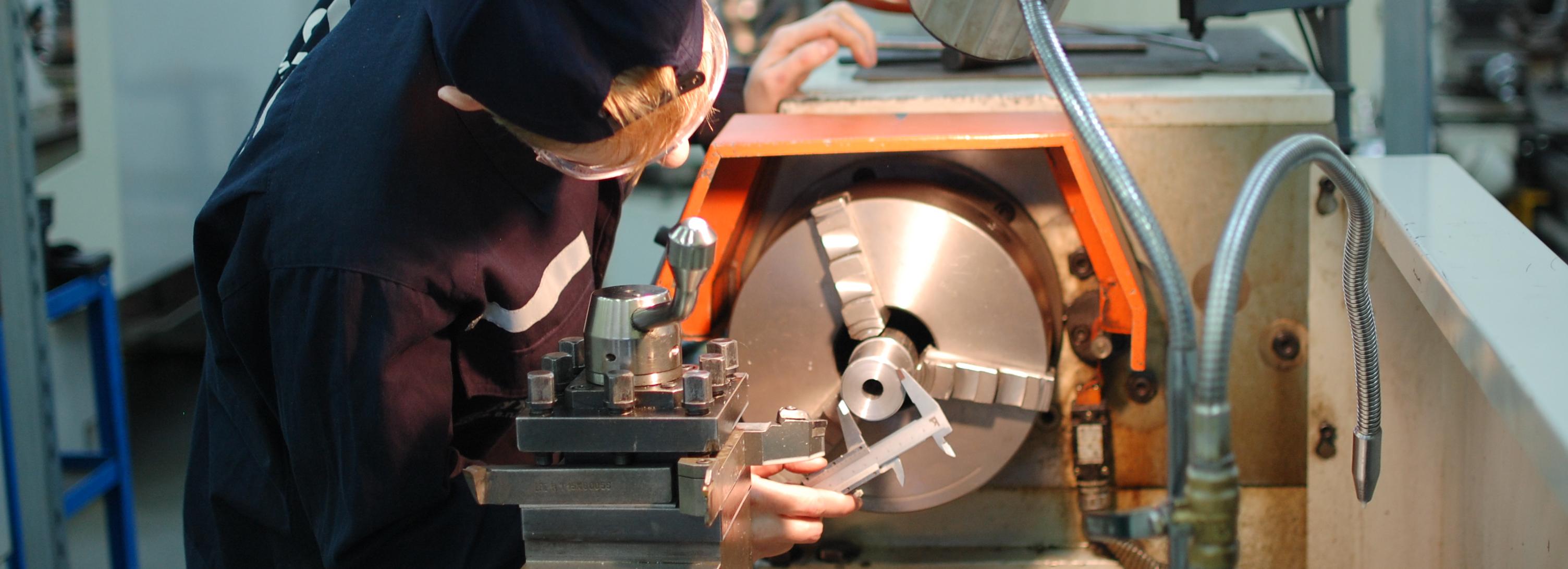 Сложную деталь за 90 минут выпиливают лучшие токари Новосибирска