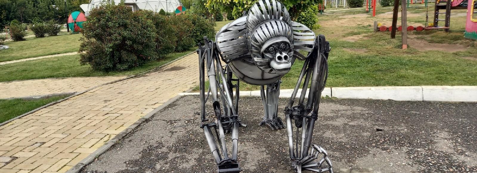 Исполняющая желания горилла Кирюша поселилась в парке у планетария