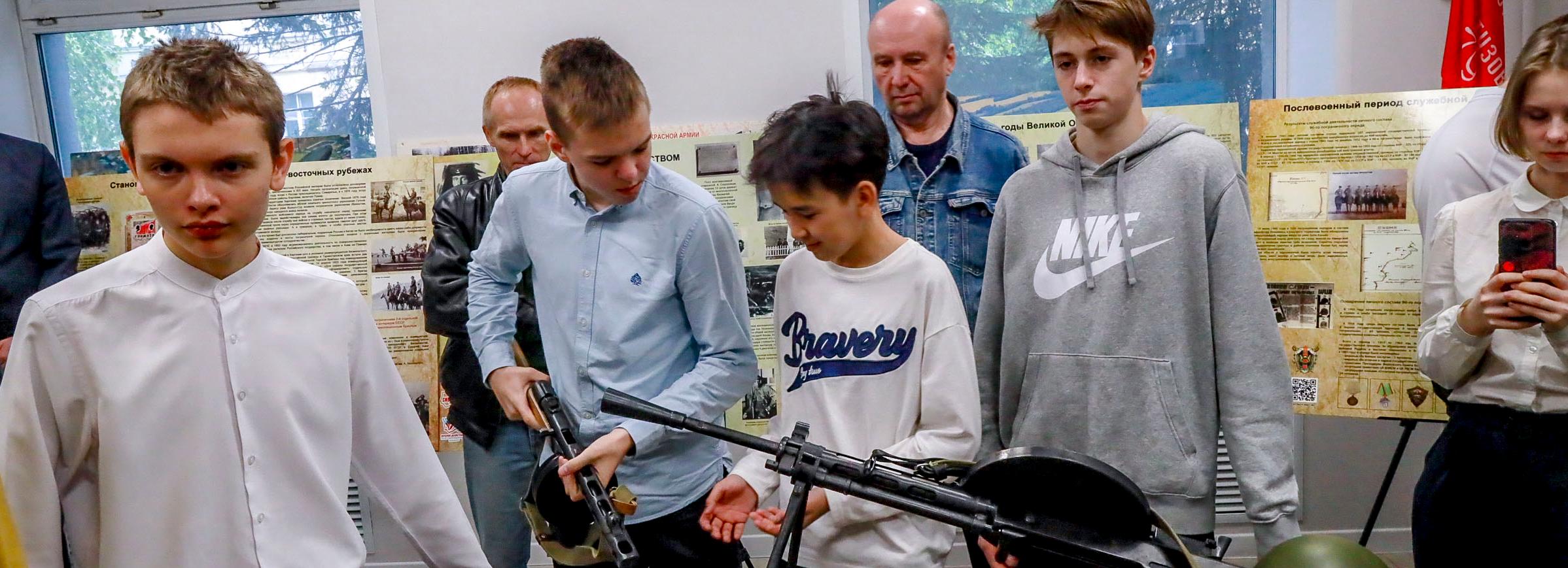 Школьникам показали оружие в День пограничника