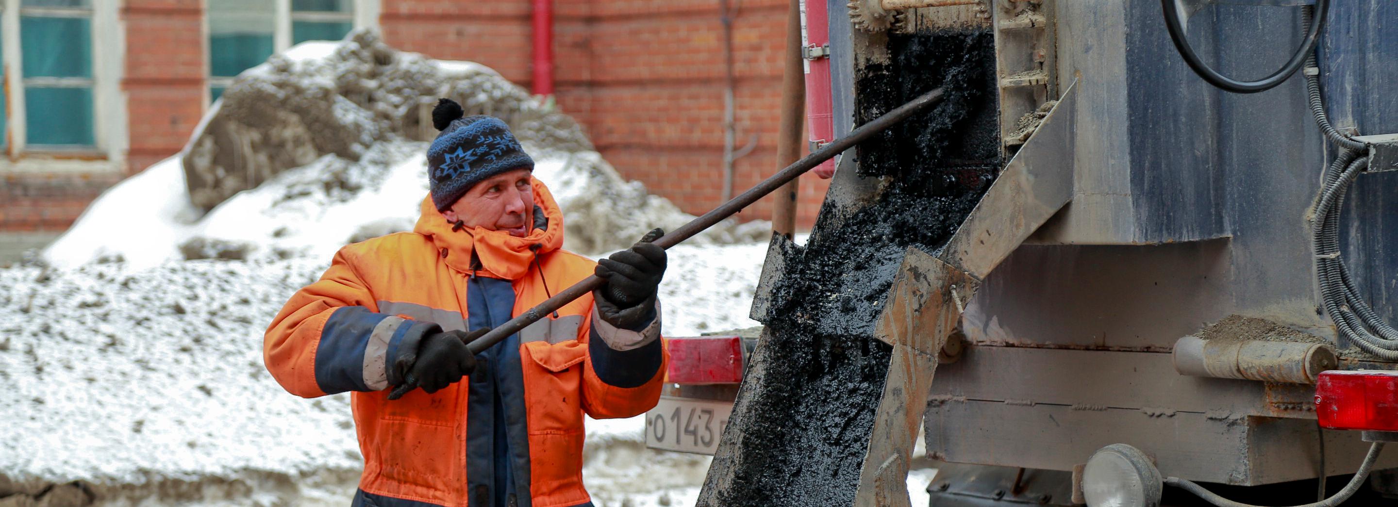 Возникшие после зимы ямы на дорогах заливают горячим асфальтом
