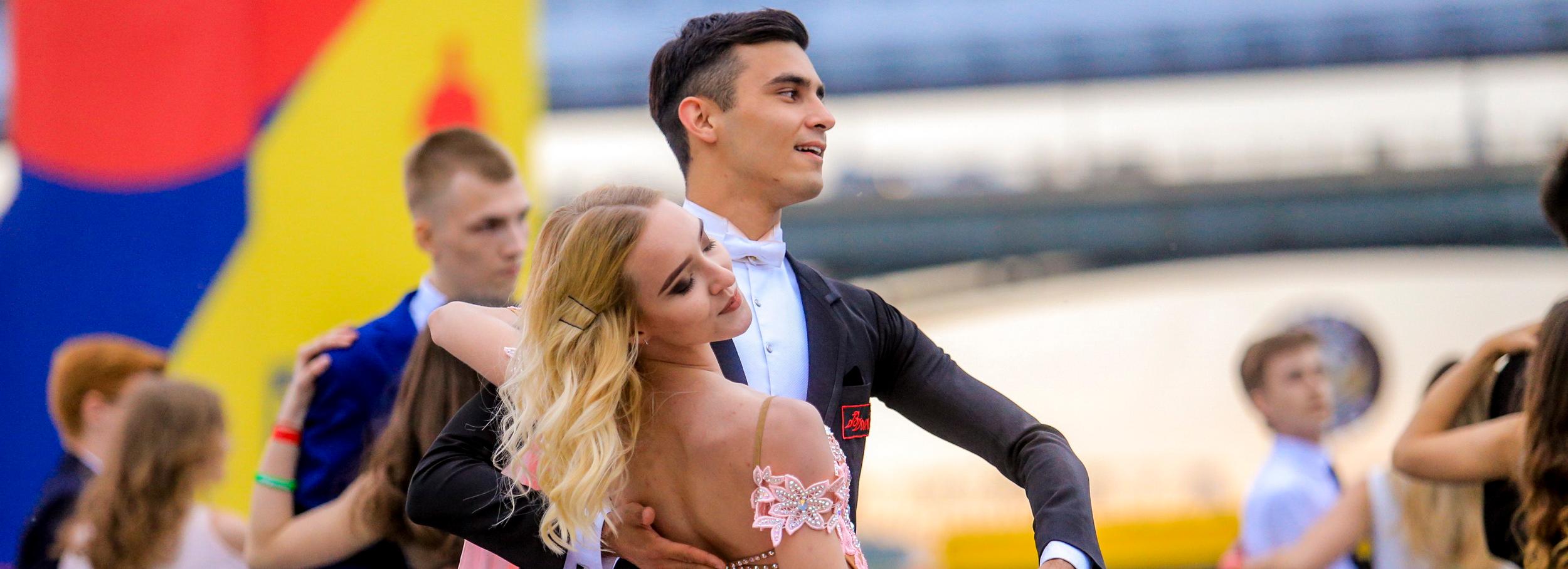 Скромным фейерверком завершится единый выпускной на набережной