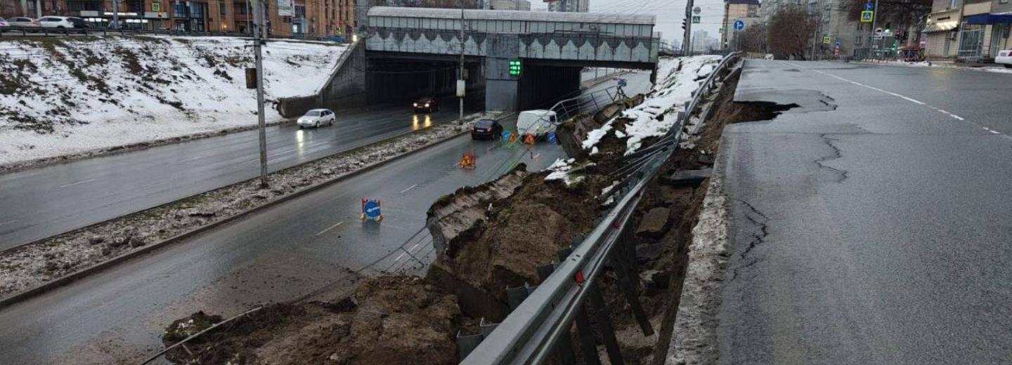 Подпорная стена обрушилась на Ипподромской — перекрыто две полосы