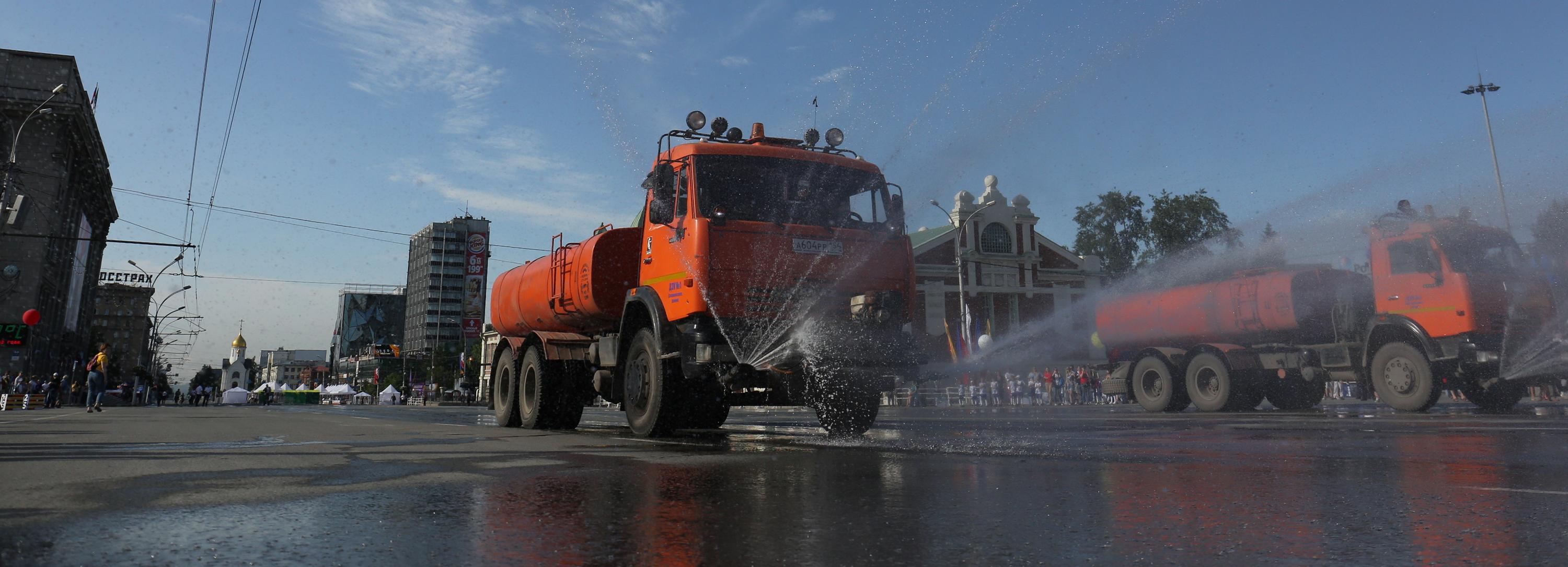 Увлажняют, метут, поливают: как борются с пылью в Новосибирске в жару