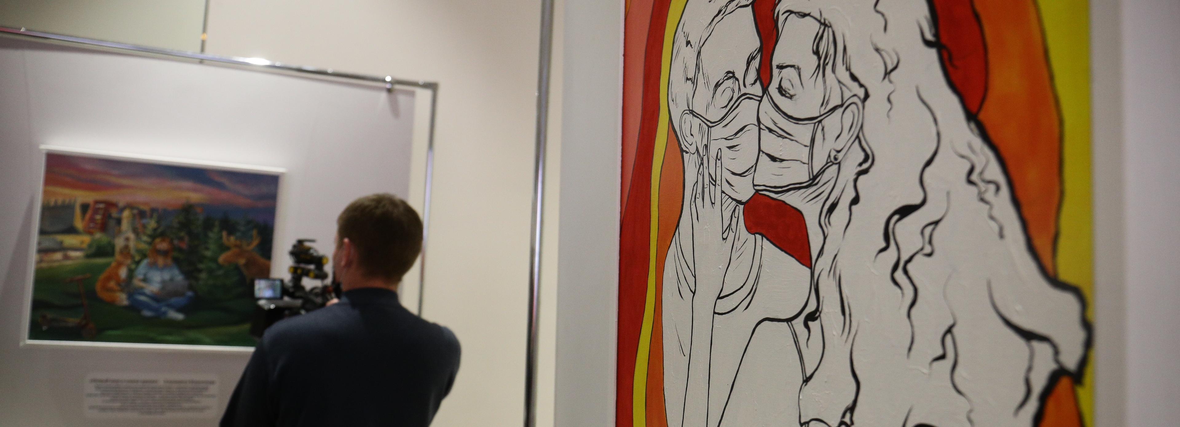 Новосибирск в локдауне показывают на выставке картин