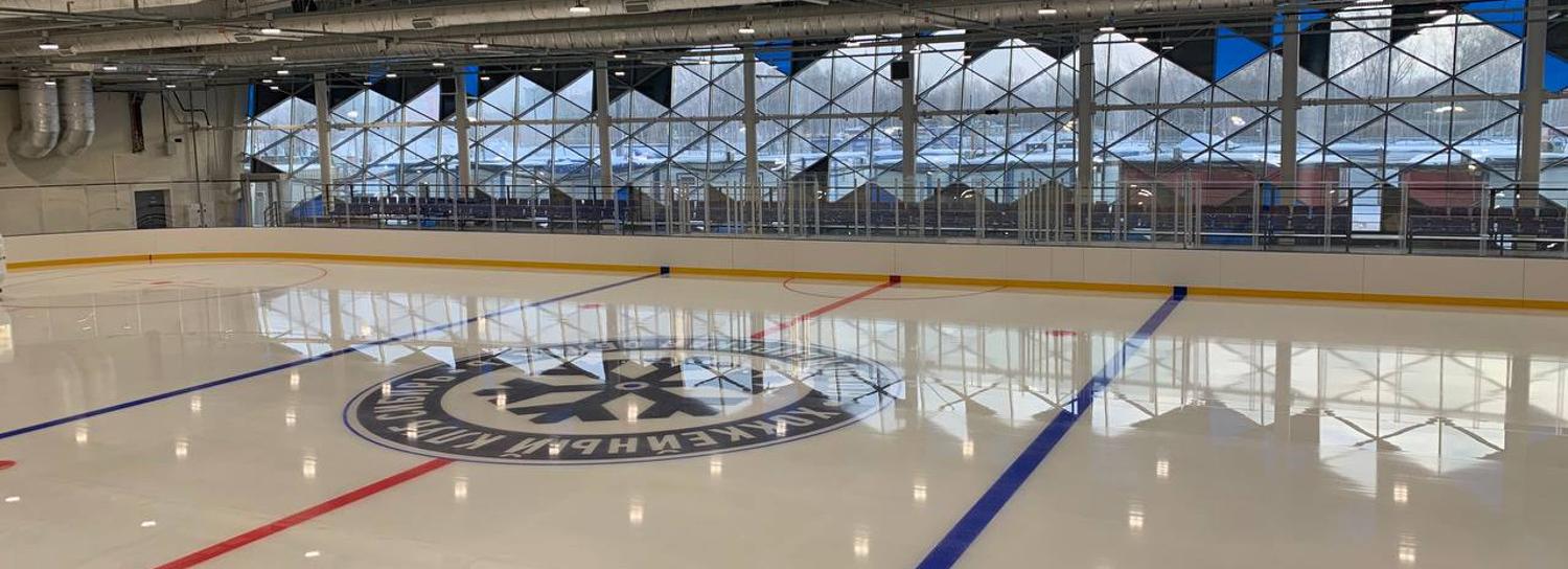 На тренировочном корте ЛДС в Новосибирске полностью залили лёд