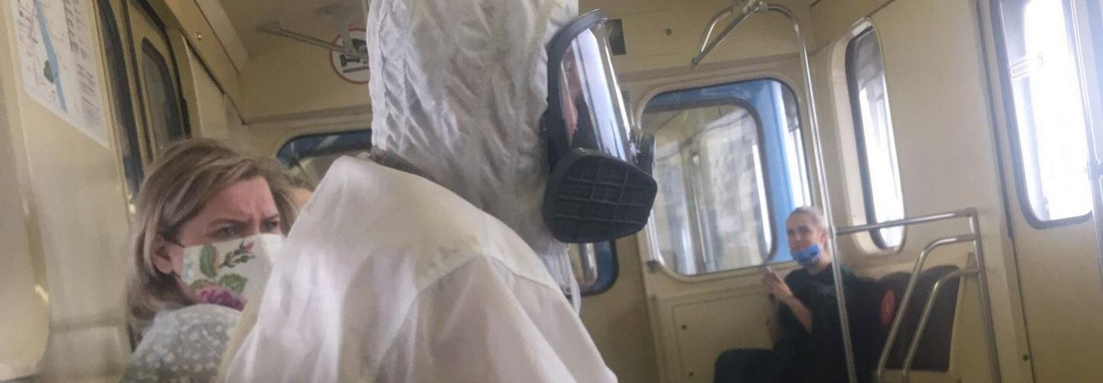 Мужчина в защитном костюме продолжает кататься по новосибирскому метро