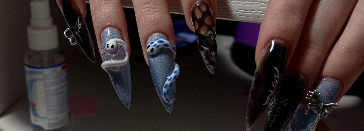 Ноготочки со змеями делают к Новому году модницы Новосибирска