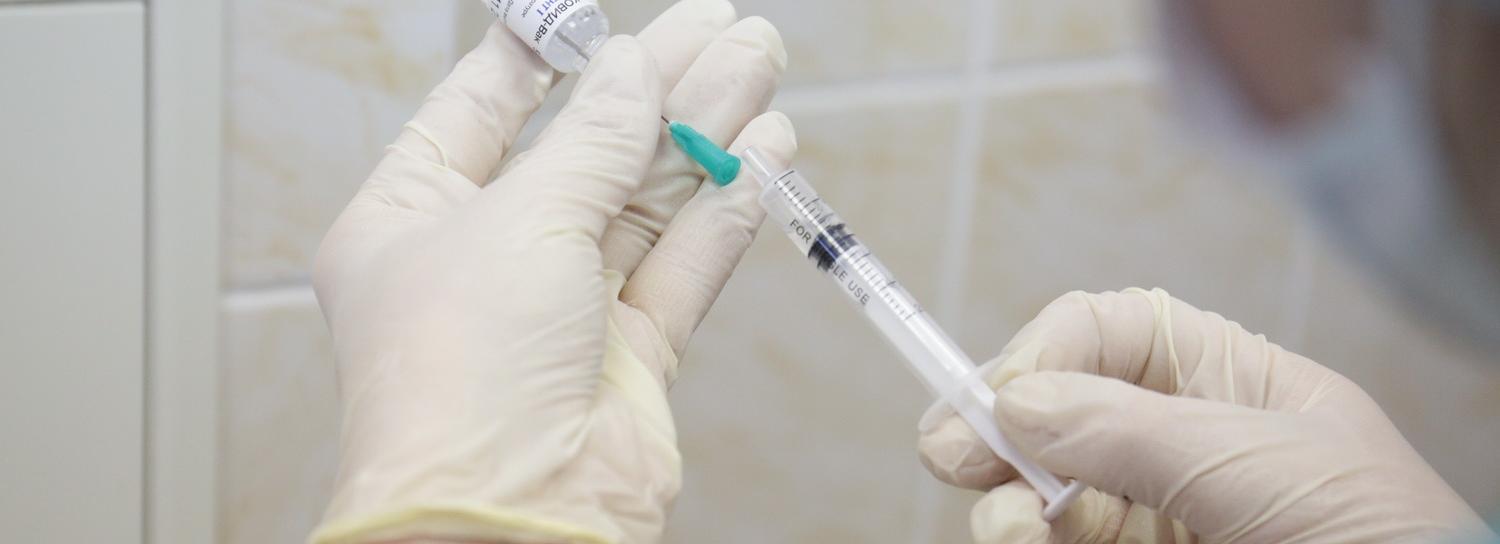 Познобит и перестанет: что бывает после прививки от коронавируса