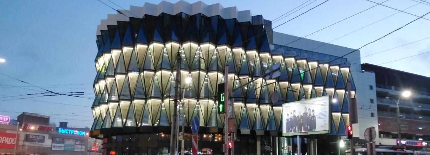 Эффектную подсветку зажгли на фасаде нового торгового центра на Маркса