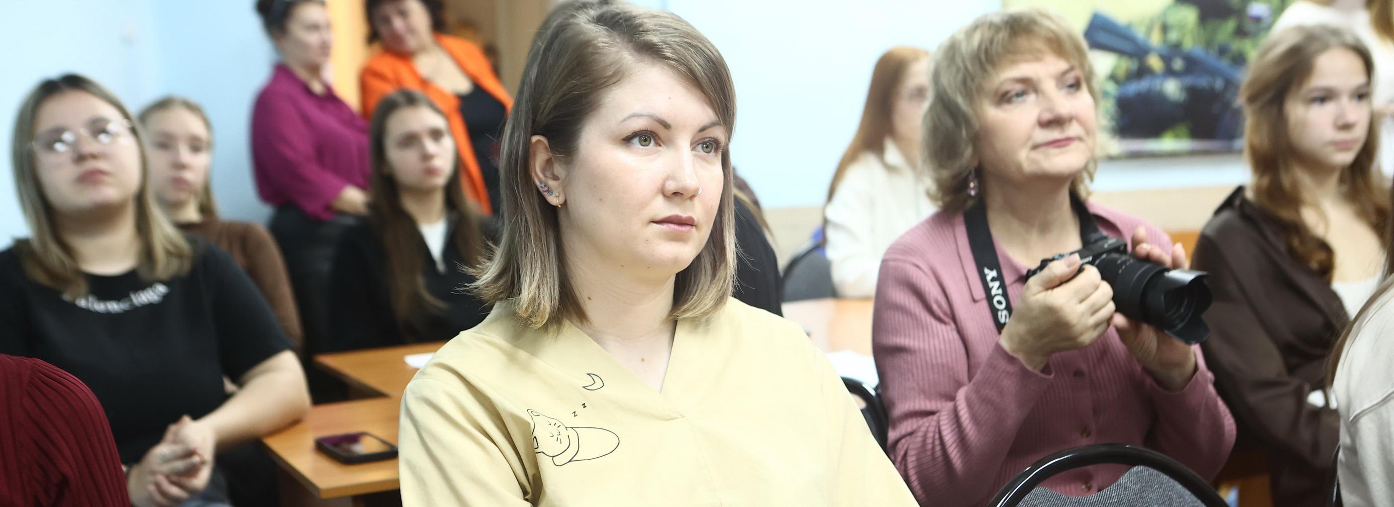 В школы и детсады пришли 400 педагогов: им помогают освоиться в профессии