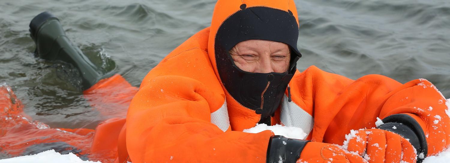 Спасатели Новосибирска советуют горожанам не выходить на лёд