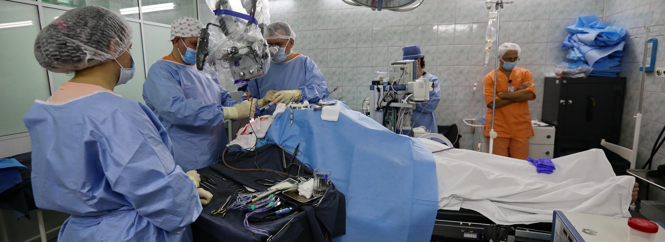 Усовершенствованный титановый имплантат для позвоночника создали в НИИТО