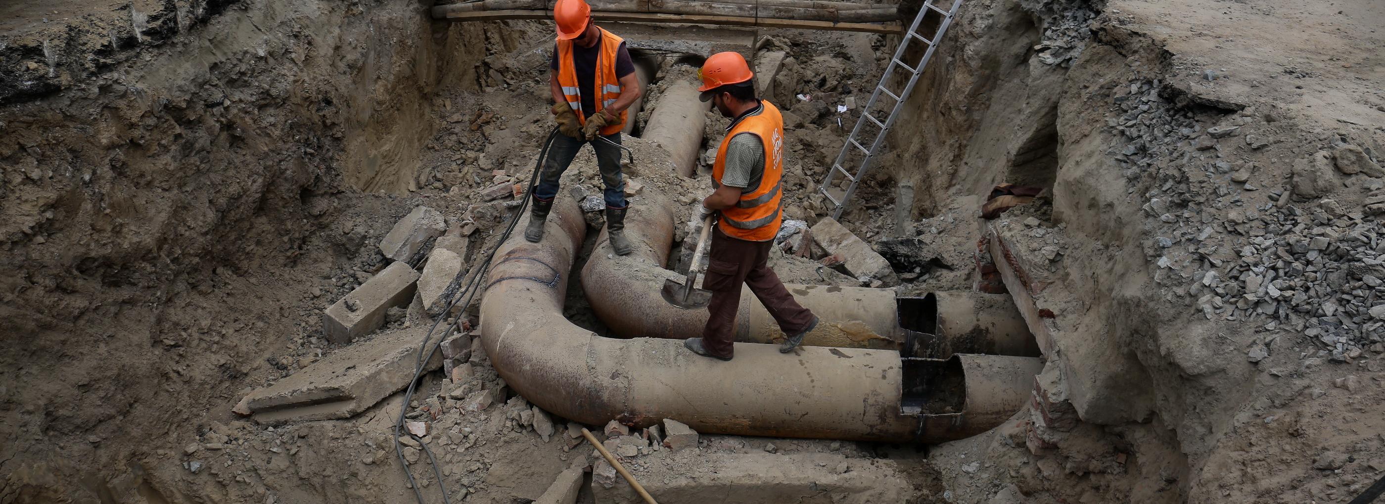 Улицу Трикотажную сузили на 4,5 метра из-за аварии на теплотрассе