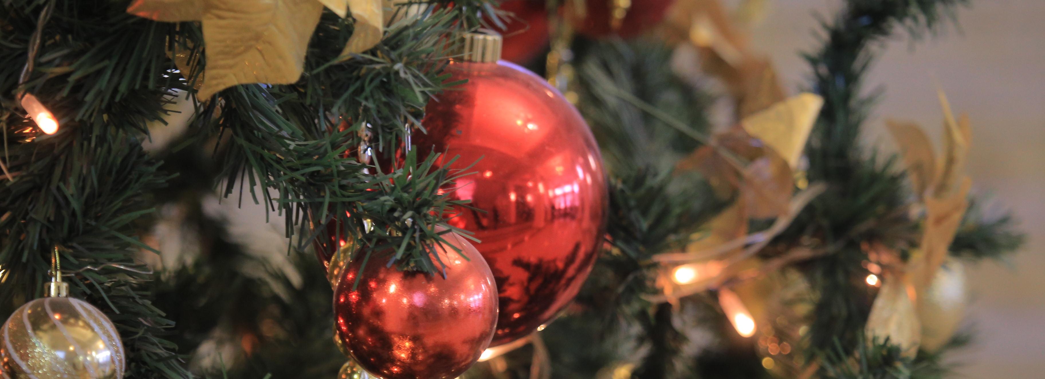 Новогодние варежки с подарками снова собирают на ОбьГЭСе