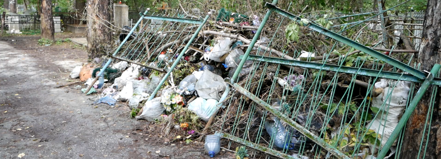 Могилы заваливают мусором на Заельцовском кладбище Новосибирска