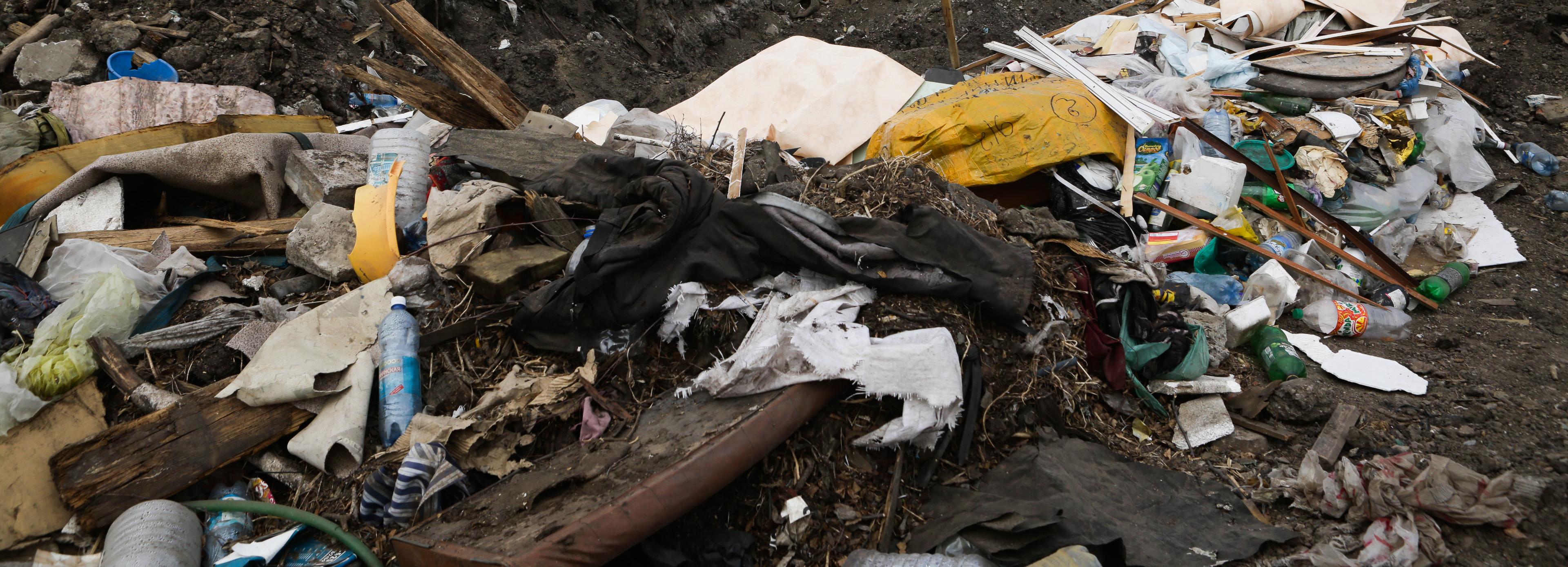 «Серые» КамАЗы незаконно сваливают мусор во дворах Новосибирска