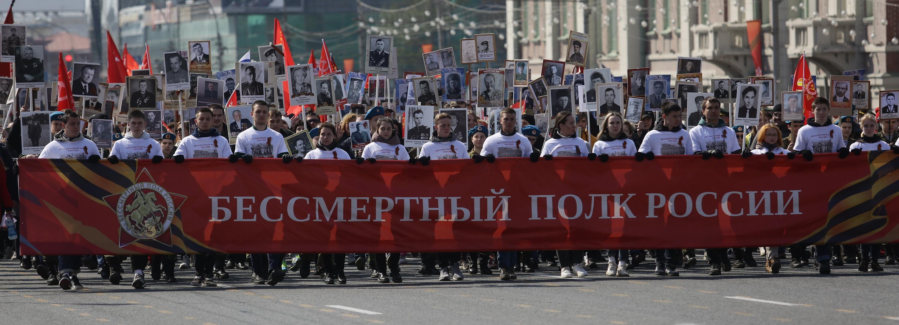 150 тысяч новосибирцев прошли по центру города с портретами фронтовиков