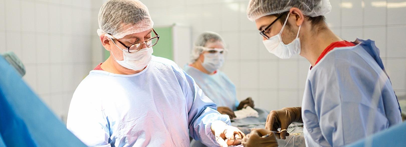 «Ощущаю себя как киборг»: женщину с опухолью позвонка спасли в НИИТО