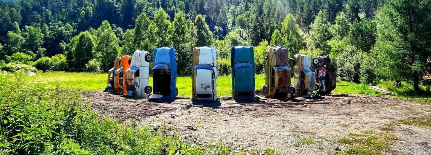 Копию загадочного Стоунхенджа строят из автомобилей новосибирцы на Алтае
