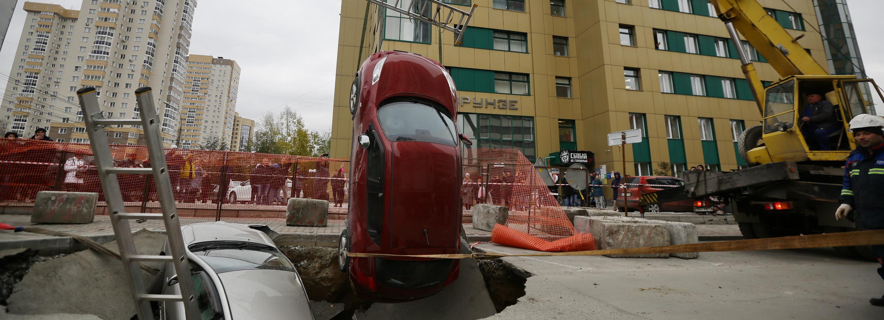 На Фрунзе починили теплотрассу, из-за которой две машины рухнули в яму