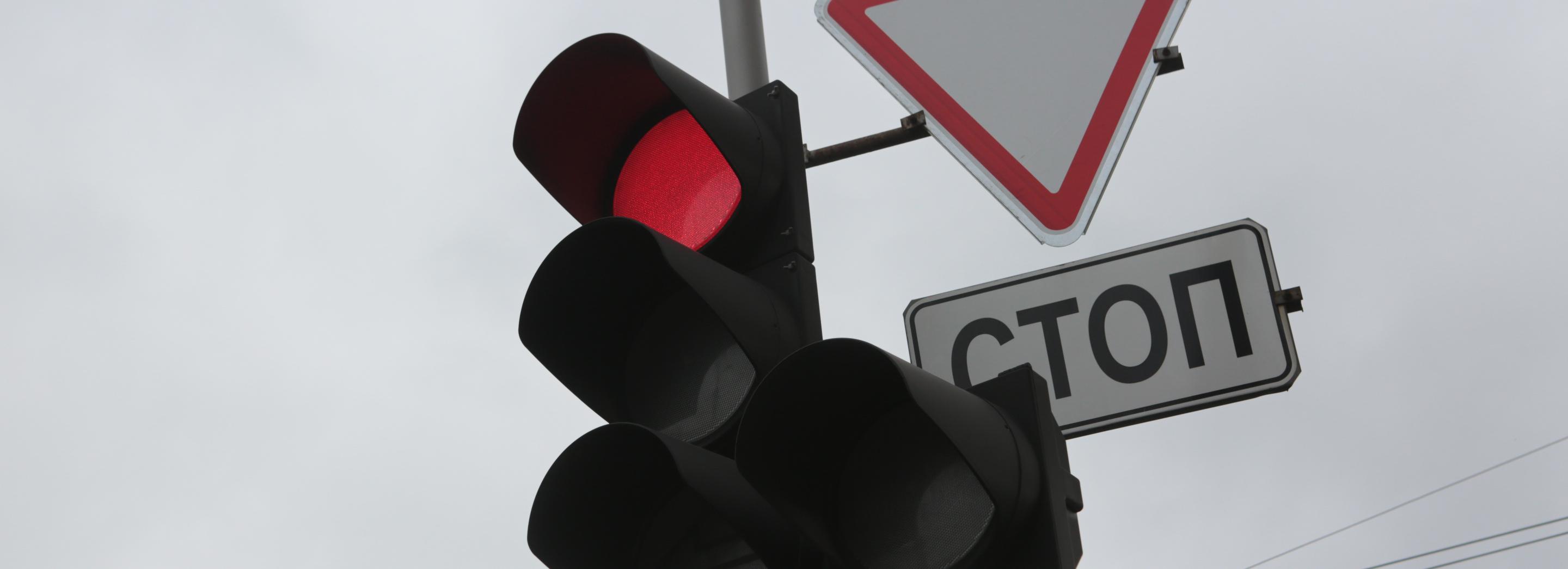 После погодных аномалий ЦОДД проверит светофоры в Новосибирске