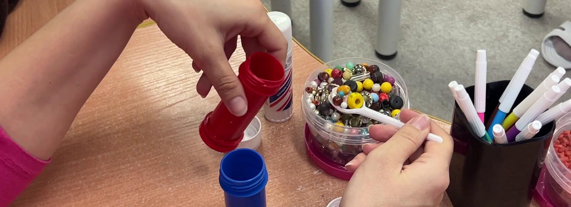 Мастер-класс по созданию шумовых коробочек провели в центре «Заря»