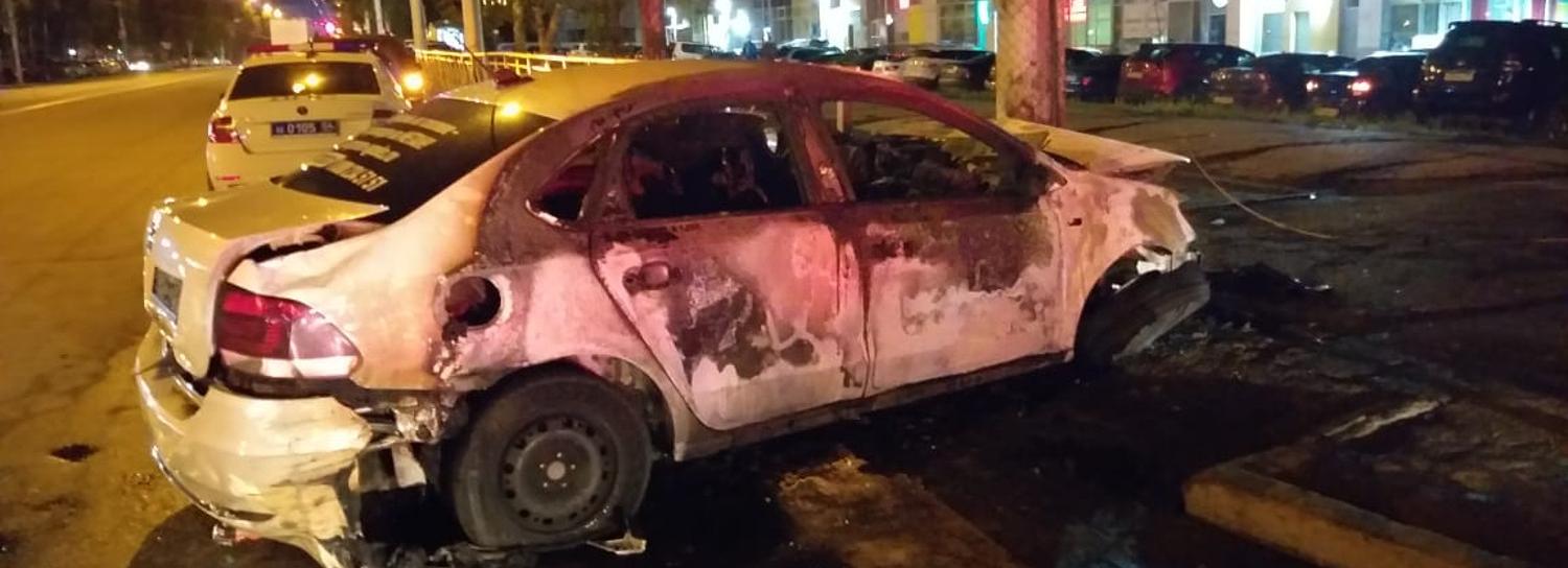 Новосибирцы спасли водителя «Яндекс.Такси» из горящего автомобиля