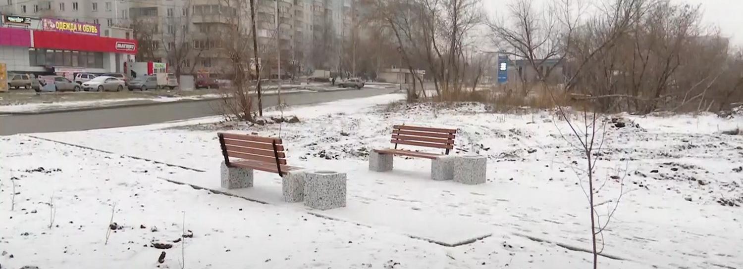 Для сквера у озера с утками на Лазурной обустроили входную зону