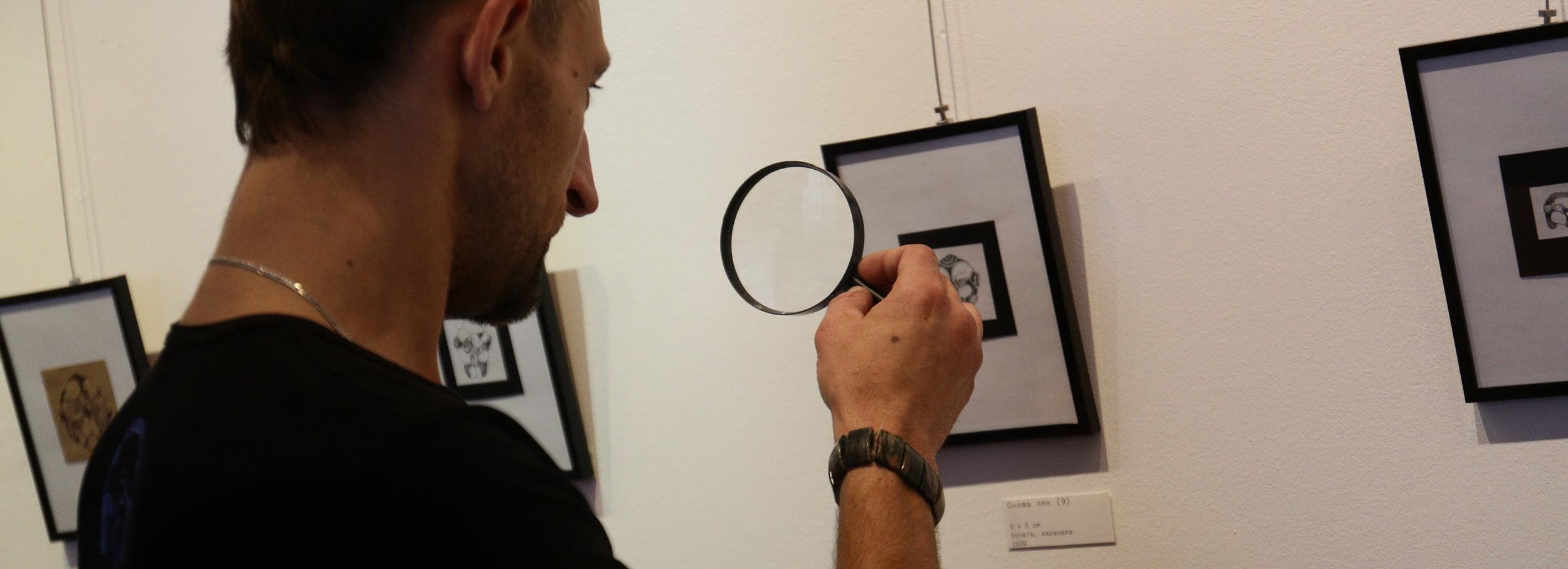 Крошечные картины о самоизоляции в пандемию показывают в ЦК19