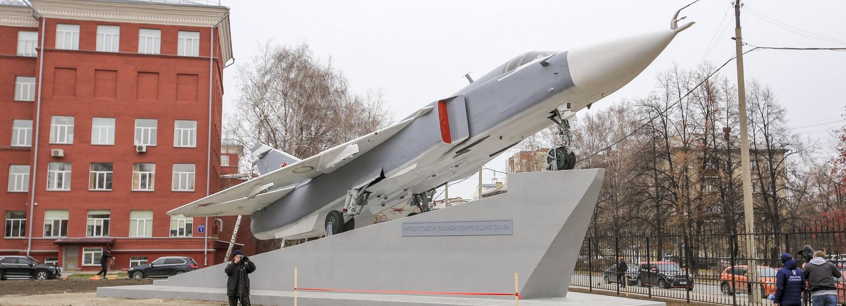 Легендарный самолёт Су-24 установили возле вуза в Новосибирске