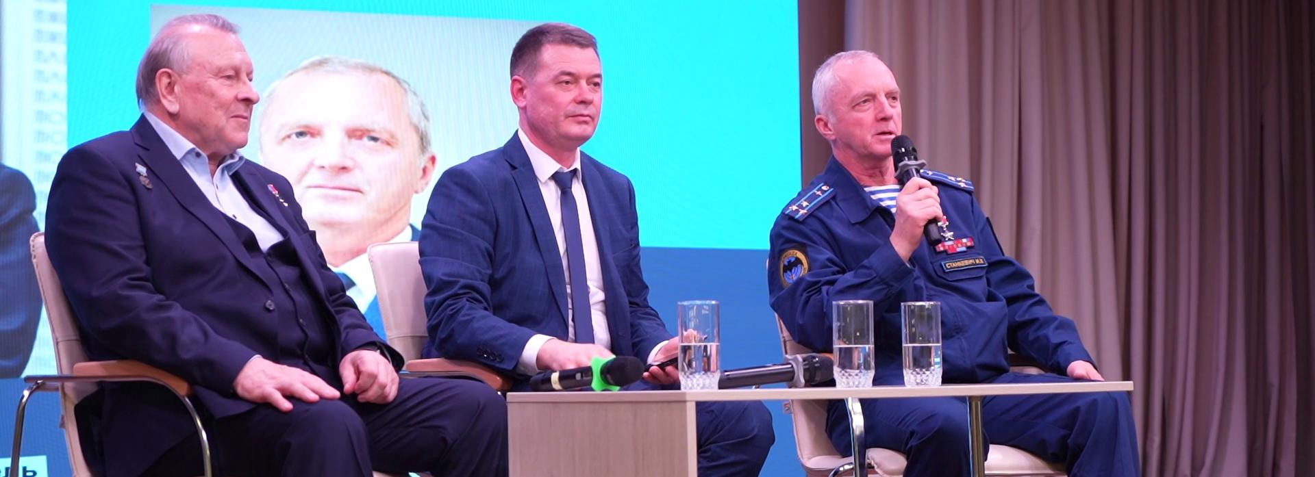 Герои России из разных регионов побывали в новосибирских школах